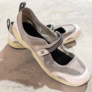 Lands’ End women’s Mary Jane Tennis shoes lightweight slip on 10B white gray